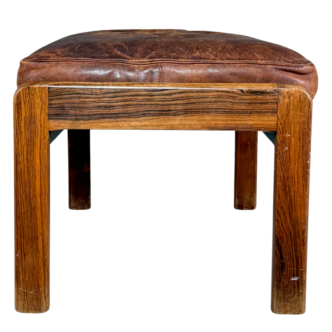 1960s Illum Wikkelso : Model V11 leather lounge chair + ottoman