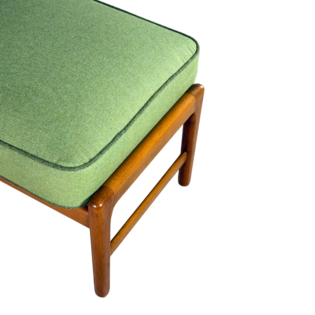 1952 Hans J Wegner : classic GE 233 oakwood lounge chair + ottoman