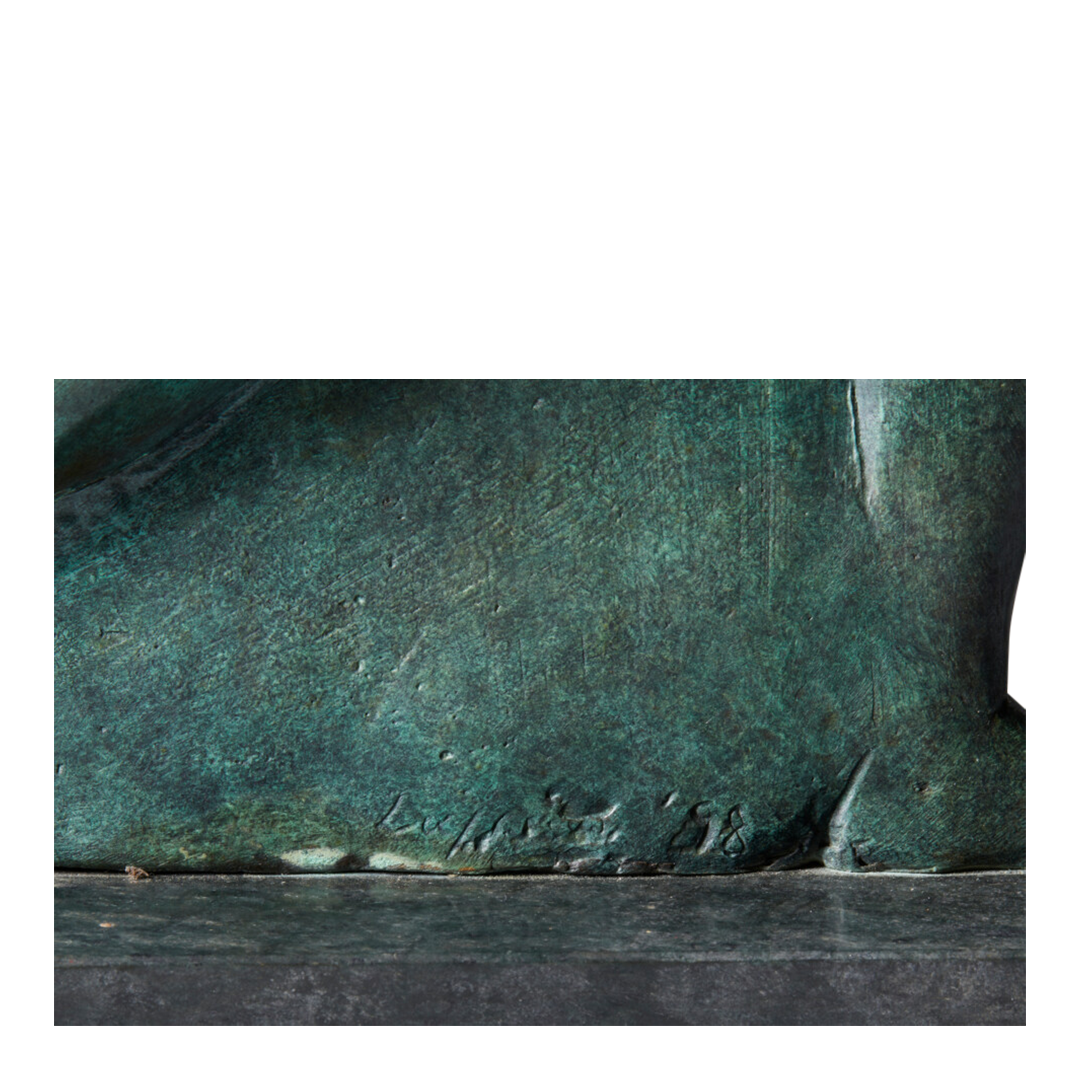 1981 Susan Luppino : modernist bronze "Uoma in Ginocchio" sculpture