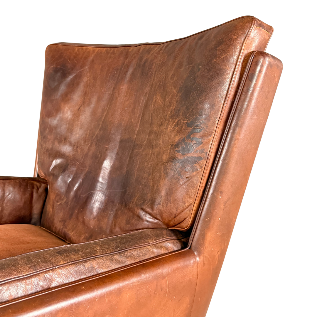 1960s Illum Wikkelso : Model V11 leather lounge chair + ottoman