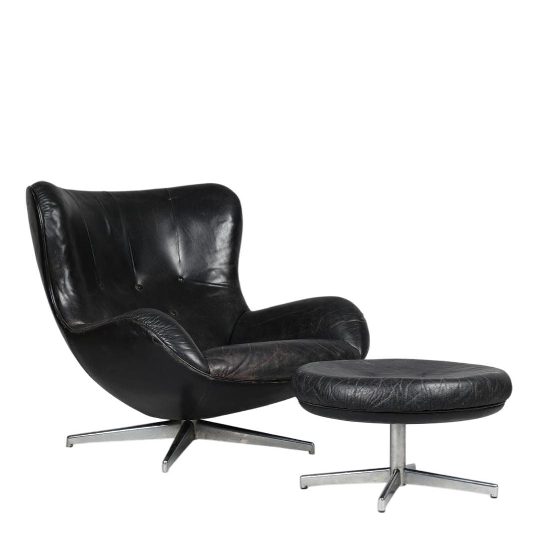 c1960 Illum Wikkelsø : black leather & chrome lounge chair + ottoman