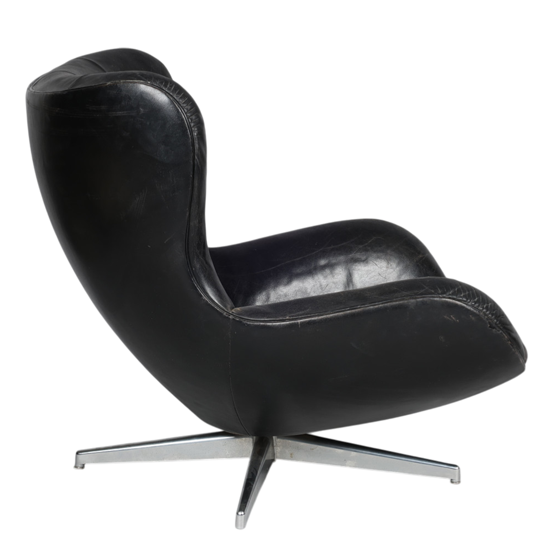 c1960 Illum Wikkelsø : black leather & chrome lounge chair + ottoman
