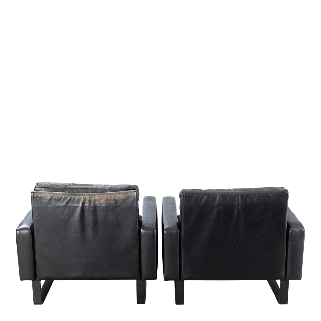 1970s Friedrich Wilhelm Möller : pair of low black leather lounge chairs, COR