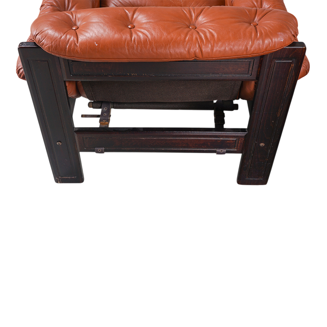 1970s Ekornes : pair Norwegian buttoned leather lounge chairs