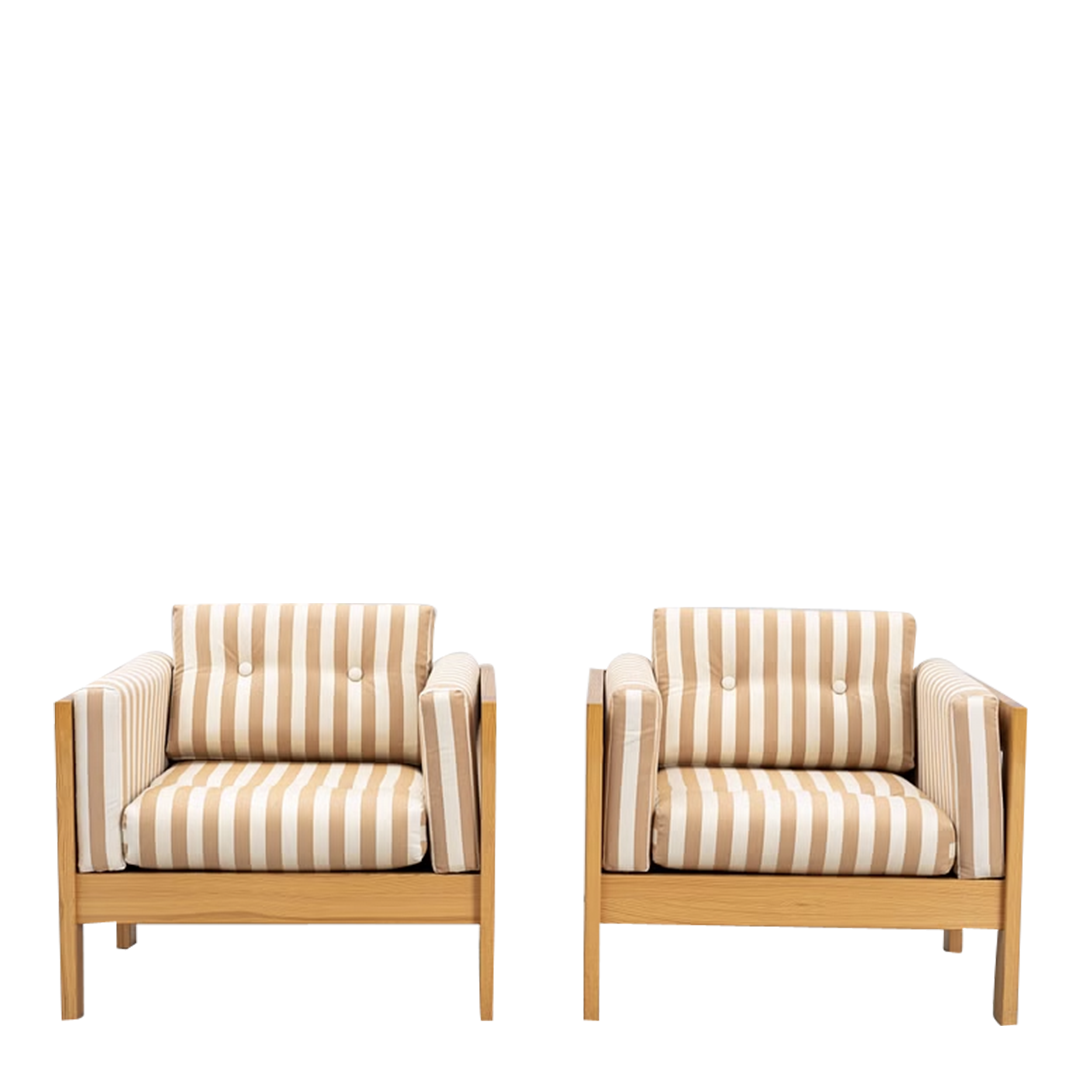 Pair Late 20thc : upholstered pinewood lounge chairs