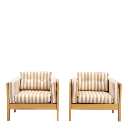 Pair Late 20thc : upholstered pinewood lounge chairs