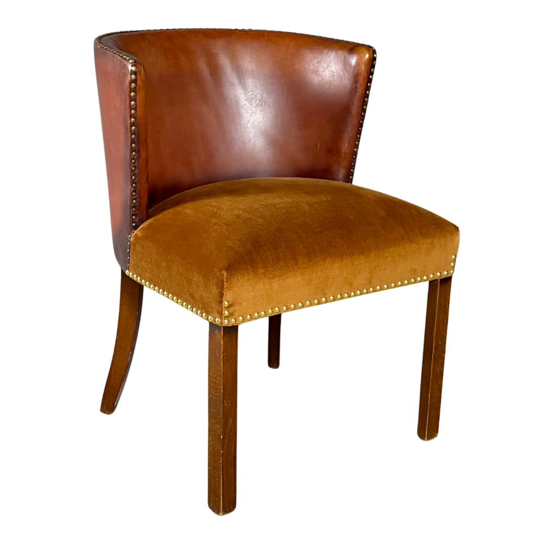 1940 Fritz Hansen : Model 1514 barrel back leather side chair