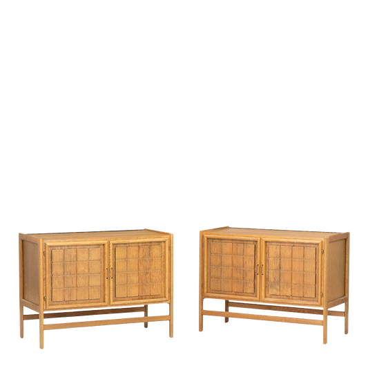 1970s Danish design : paneled oakwood 2-door cabinet