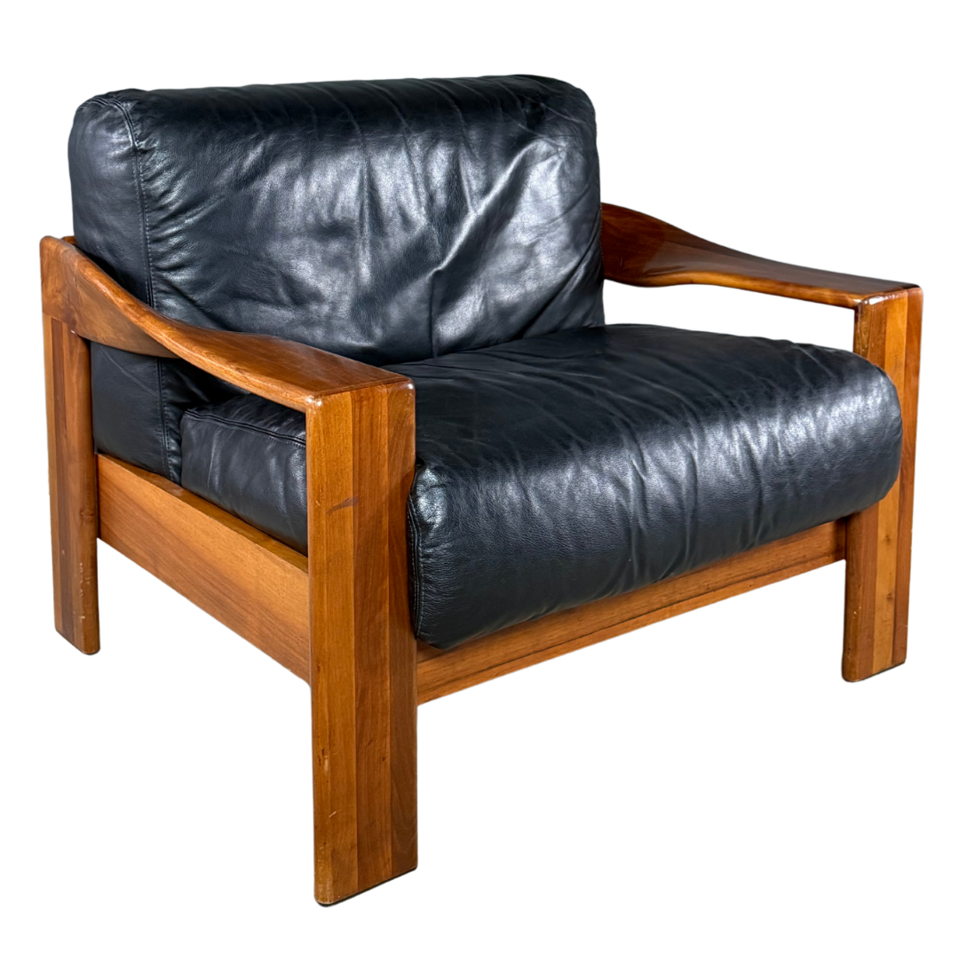 1970s Mobilgirgi S.p.a. : architectural black leather lounge chair, Italy