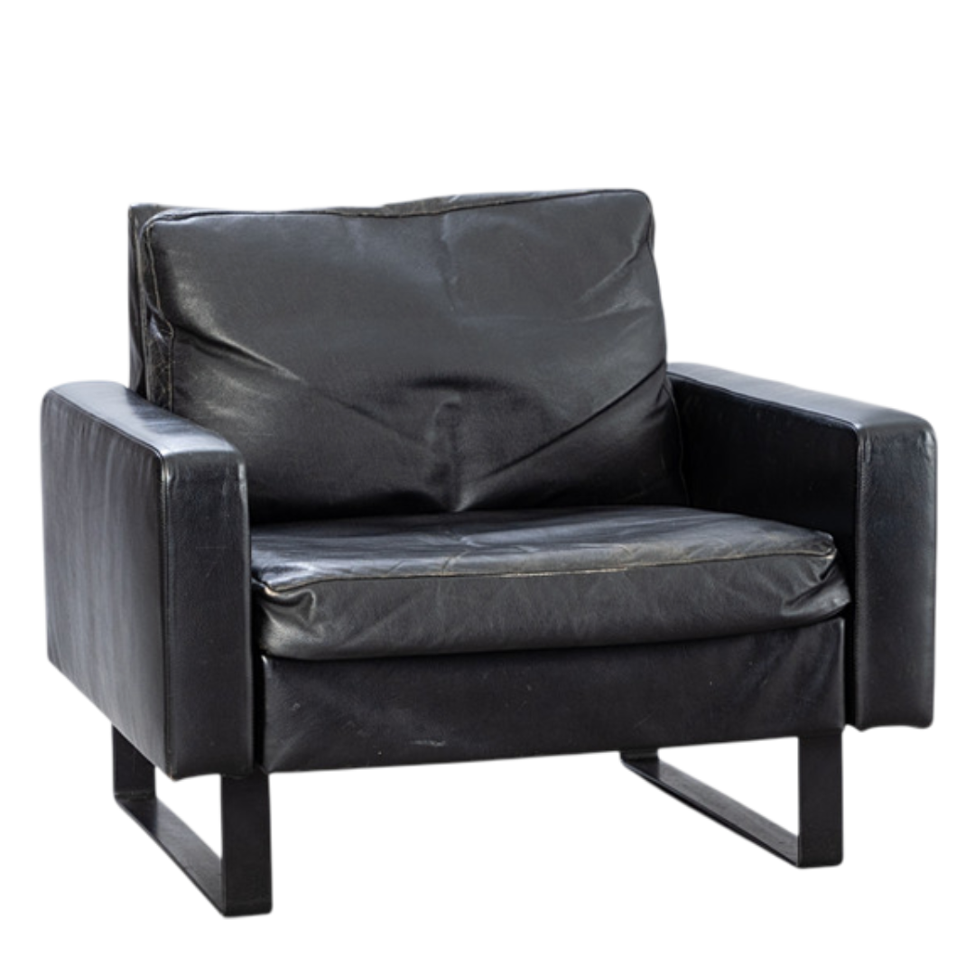 1970s Friedrich Wilhelm Möller : pair of low black leather lounge chairs, COR
