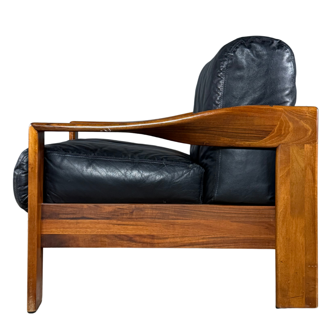 1970s Mobilgirgi S.p.a. : architectural black leather lounge chair, Italy