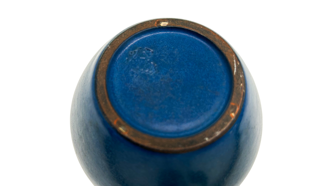 1920s Marblehead pebble matte vase in blue