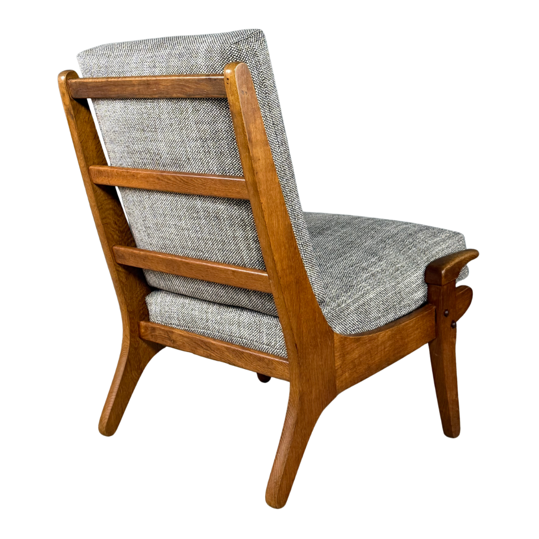 1960 Guillerme et Chambron : solid oakwood short paddle-arm lounge chair