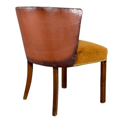 1940 Fritz Hansen : Model 1514 barrel back leather side chair