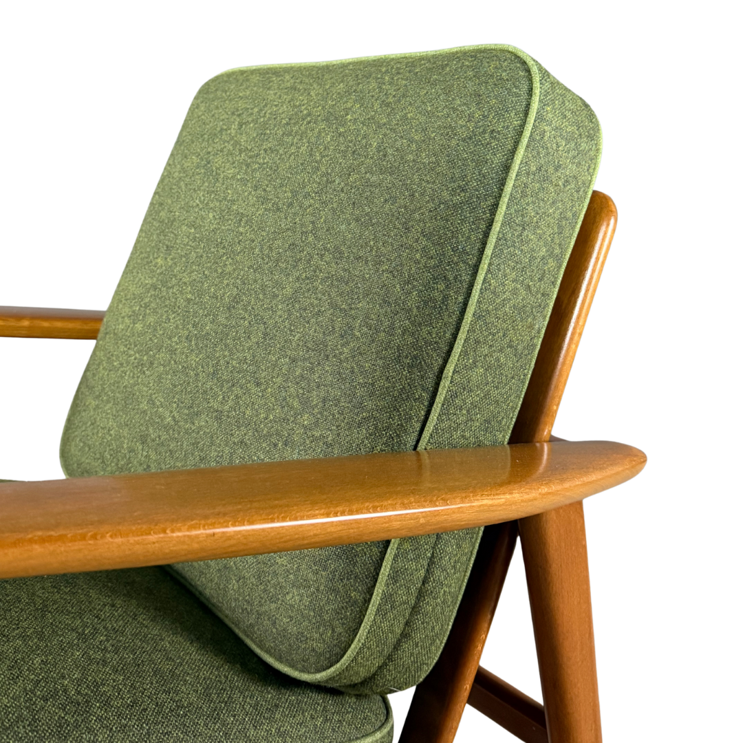 1952 Hans J Wegner : classic GE 233 oakwood lounge chair + ottoman