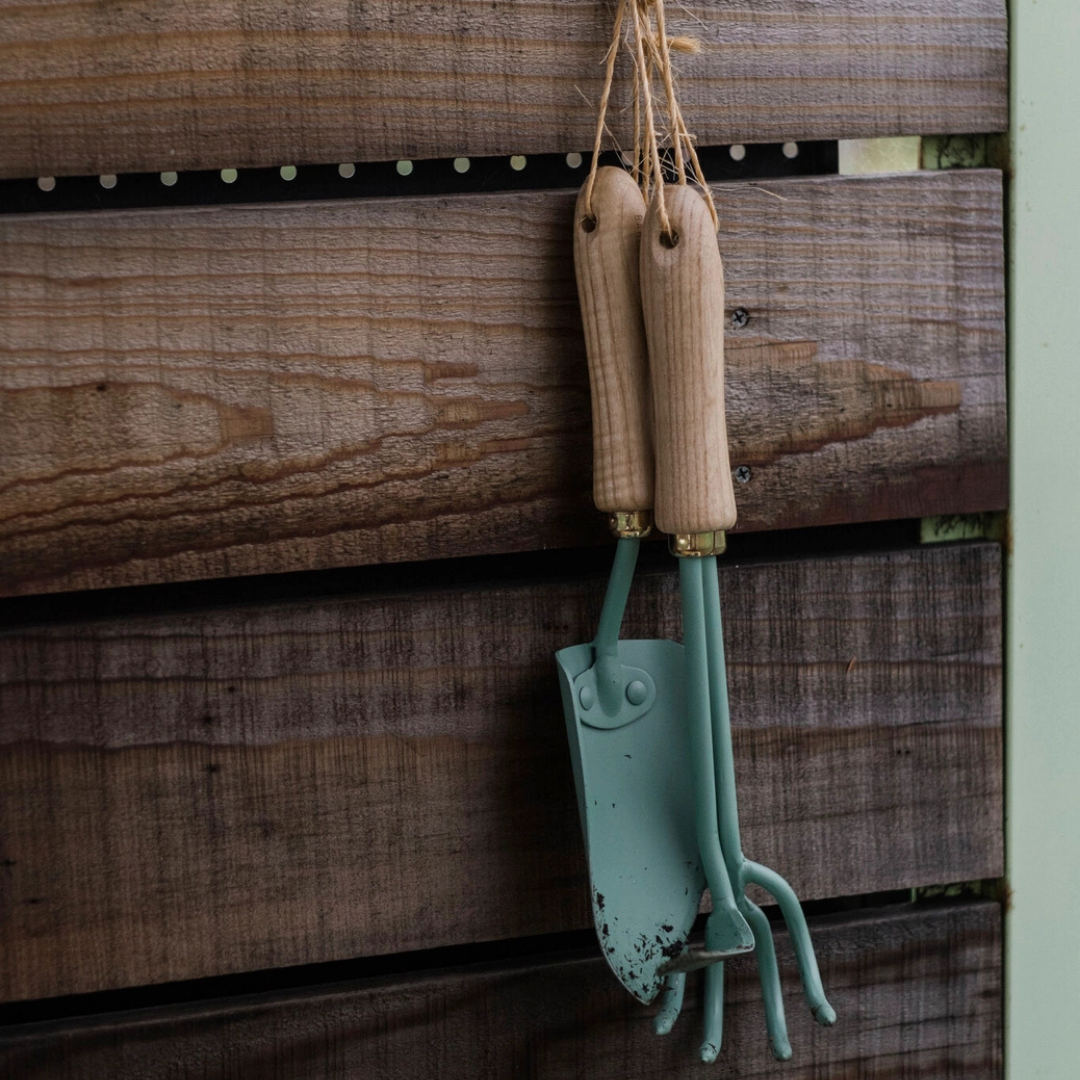 Barebones : Cultivator Garden Rake, walnut & steel