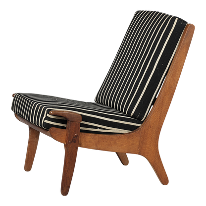 1960 Guillerme et Chambron : solid oakwood short paddle-arm lounge chair