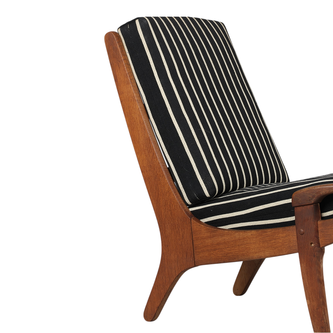 1960 Guillerme et Chambron : solid oakwood short paddle-arm lounge chair