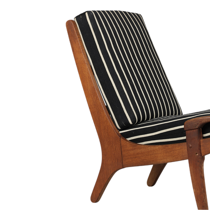 1960 Guillerme et Chambron : solid oakwood short paddle-arm lounge chair