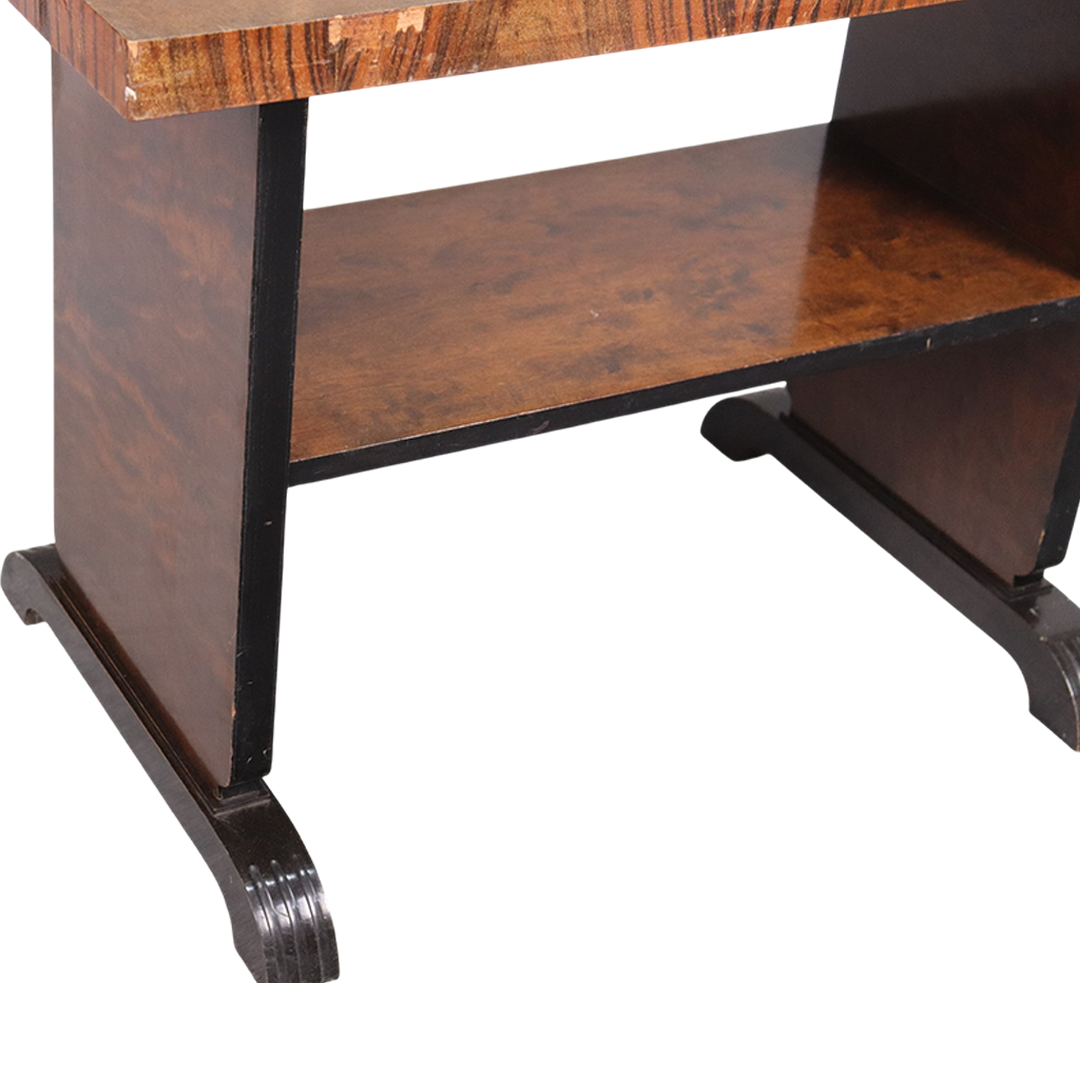 1930s European : small Art Deco side table in burl walnut