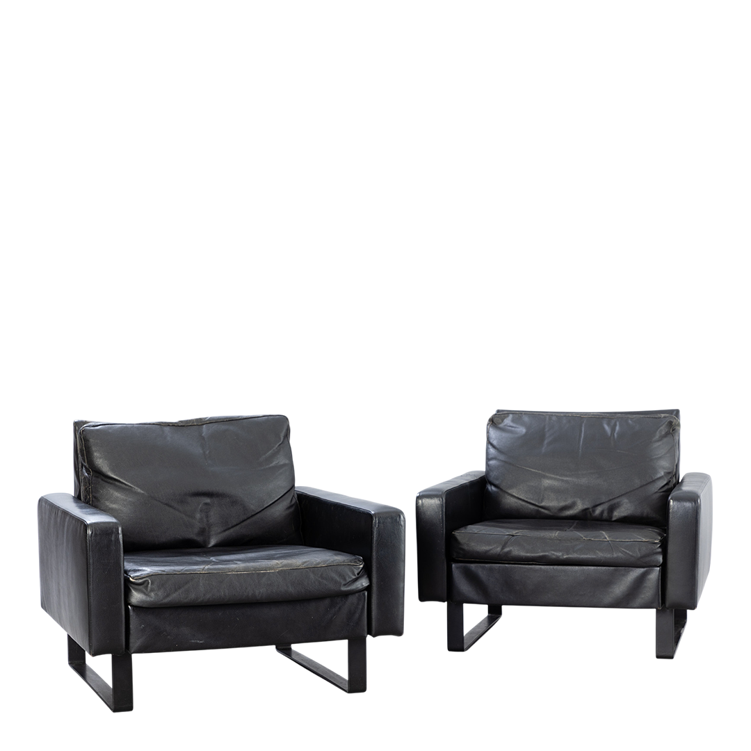 1970s Friedrich Wilhelm Möller : pair of low black leather lounge chairs, COR