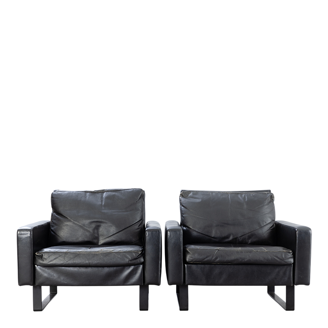 1970s Friedrich Wilhelm Möller : pair of low black leather lounge chairs, COR