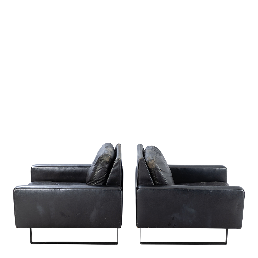 1970s Friedrich Wilhelm Möller : pair of low black leather lounge chairs, COR